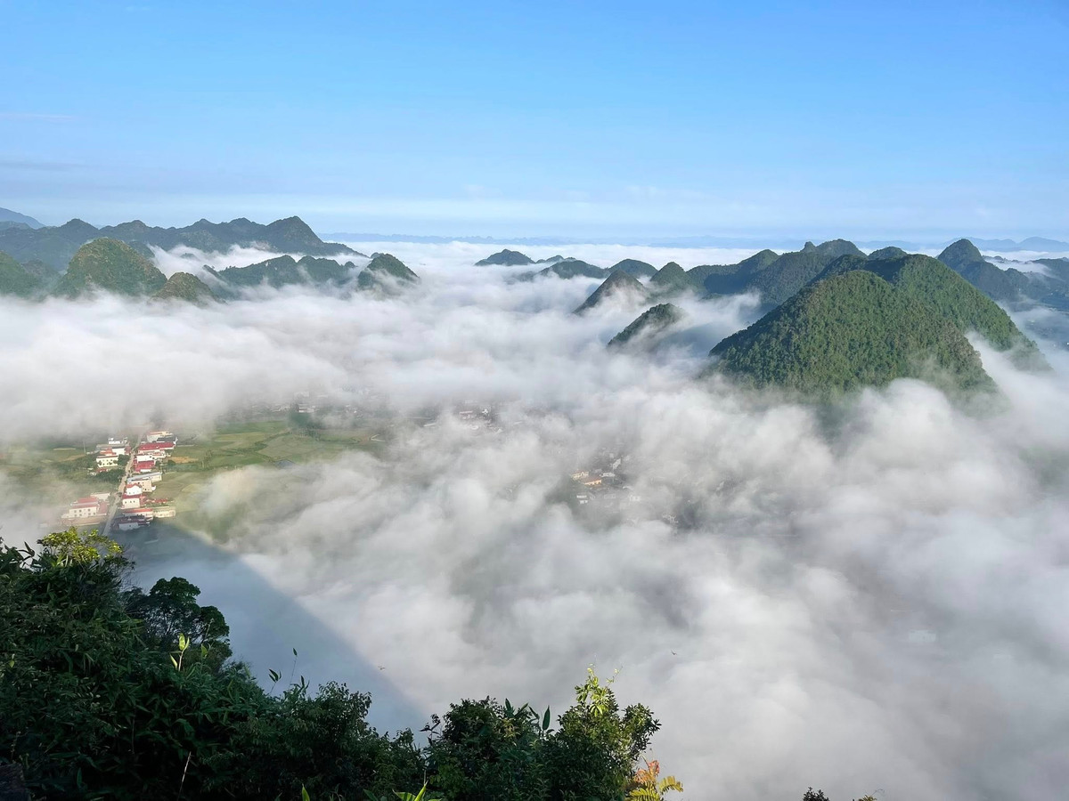 Không quá ồn ào hay đông đúc, Nà Lay mang đến cảm giác tách biệt nhẹ nhàng khỏi nhịp sống đô thị. Với cảnh sắc nguyên sơ, biển mây bồng bềnh và bầu trời sao trong vắt, cung đường Bắc Sơn – Nà Lay là lựa chọn phù hợp cho những ai muốn tìm một điểm đến gần gũi thiên nhiên, đủ để đi trong vài ngày nhưng đủ đẹp để lưu lại những ký ức khó quên. Ảnh Internet