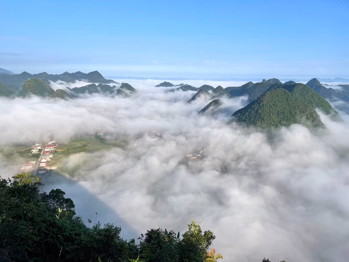 Không quá ồn ào hay đông đúc, Nà Lay mang đến cảm giác tách biệt nhẹ nhàng khỏi nhịp sống đô thị. Với cảnh sắc nguyên sơ, biển mây bồng bềnh và bầu trời sao trong vắt, cung đường Bắc Sơn – Nà Lay là lựa chọn phù hợp cho những ai muốn tìm một điểm đến gần gũi thiên nhiên, đủ để đi trong vài ngày nhưng đủ đẹp để lưu lại những ký ức khó quên. Ảnh Internet