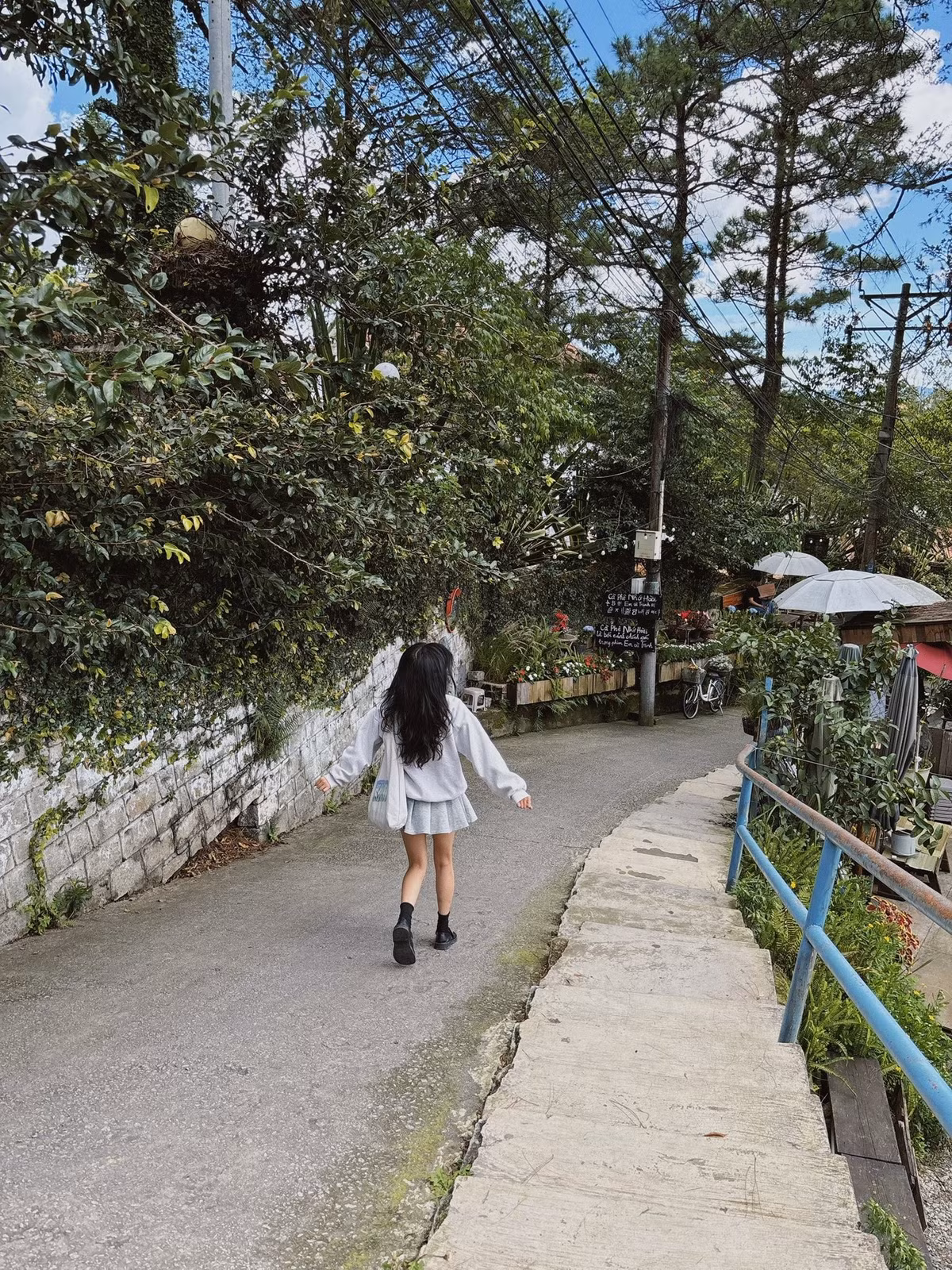 Đi bộ hay rong ruổi trên dốc Nhớ Hoài, du khách sẽ cảm nhận được bầu không khí bình yên, khác hẳn sự nhộn nhịp của trung tâm thành phố. Ảnh Xuân Khanh