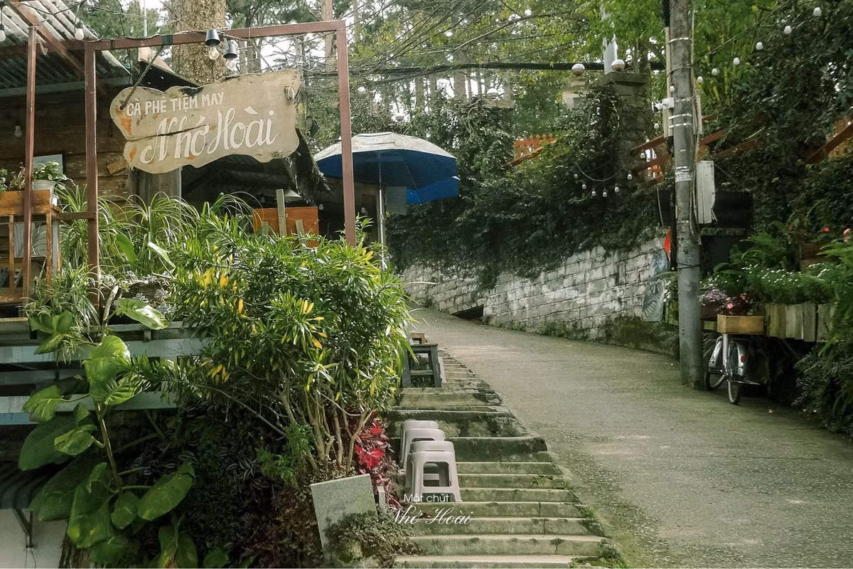 Không gian bên trong vẫn giữ hình ảnh một tiệm may xưa cũ, hoạt động bình thường, kết hợp với giai điệu nhạc Trịnh nhẹ nhàng, mang đến cảm giác hoài cổ, bình yên, khiến du khách vừa thư giãn vừa hòa mình vào nhịp sống phố núi Đà Lạt.Ảnh Huỳnh Ly