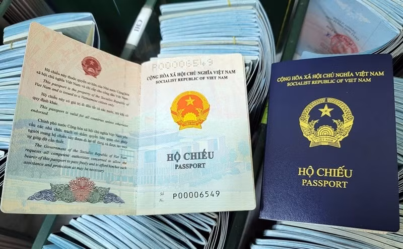 Luôn mang theo hộ chiếu và tài sản quan trọng, tránh đi vào khu vực vắng người và không mua hàng rong. Khi gọi taxi, ưu tiên dùng ứng dụng Didi hoặc chọn taxi có đồng hồ tính tiền. Giữ thái độ lịch sự và tôn trọng văn hóa địa phương sẽ giúp trải nghiệm suôn sẻ. Ảnh Baochinhphu