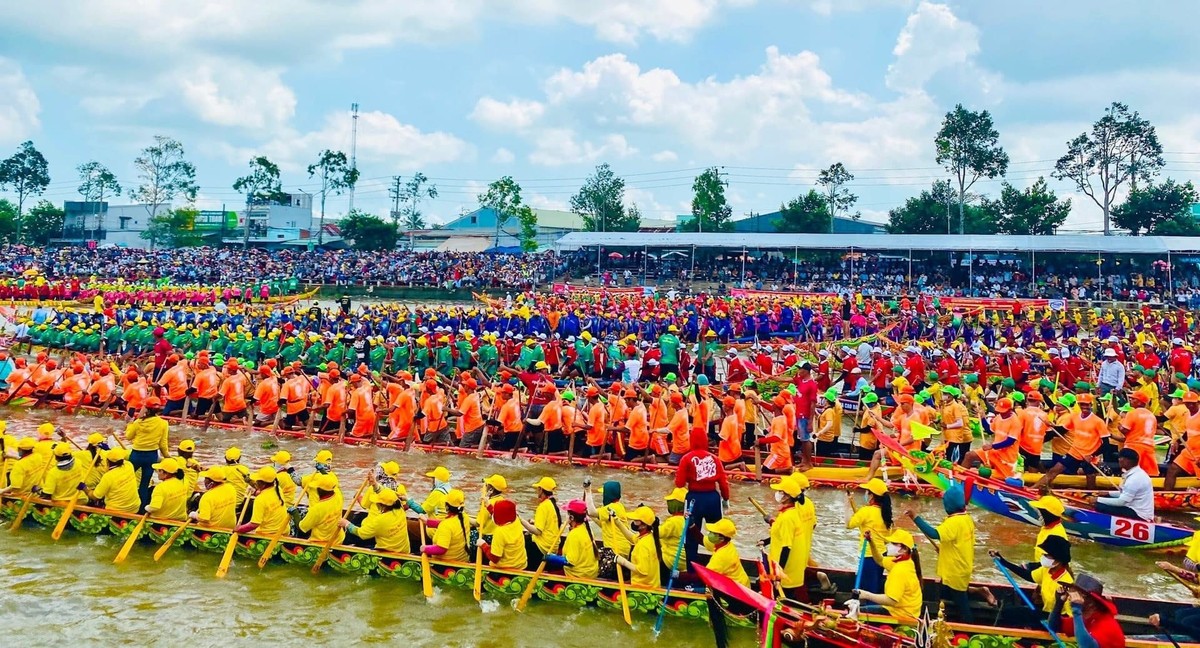 Tháng 9 có Quốc khánh 2/9 tại Hà Nội, Trung Thu tháng 9-10 và lễ hội Ok Om Bok của người Khmer ở đồng bằng sông Cửu Long tháng 10-11 mang đến trải nghiệm văn hóa đặc sắc. Ảnh bonboncar