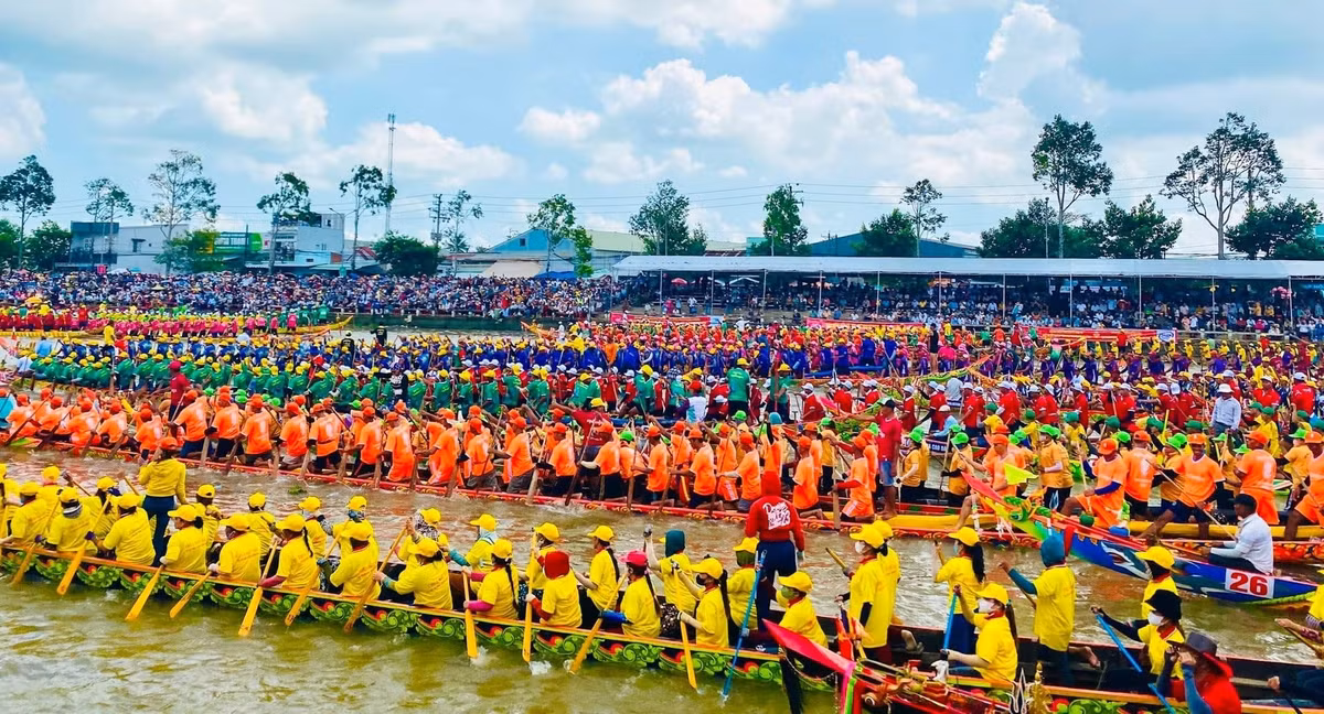 Tháng 9 có Quốc khánh 2/9 tại Hà Nội, Trung Thu tháng 9-10 và lễ hội Ok Om Bok của người Khmer ở đồng bằng sông Cửu Long tháng 10-11 mang đến trải nghiệm văn hóa đặc sắc. Ảnh bonboncar