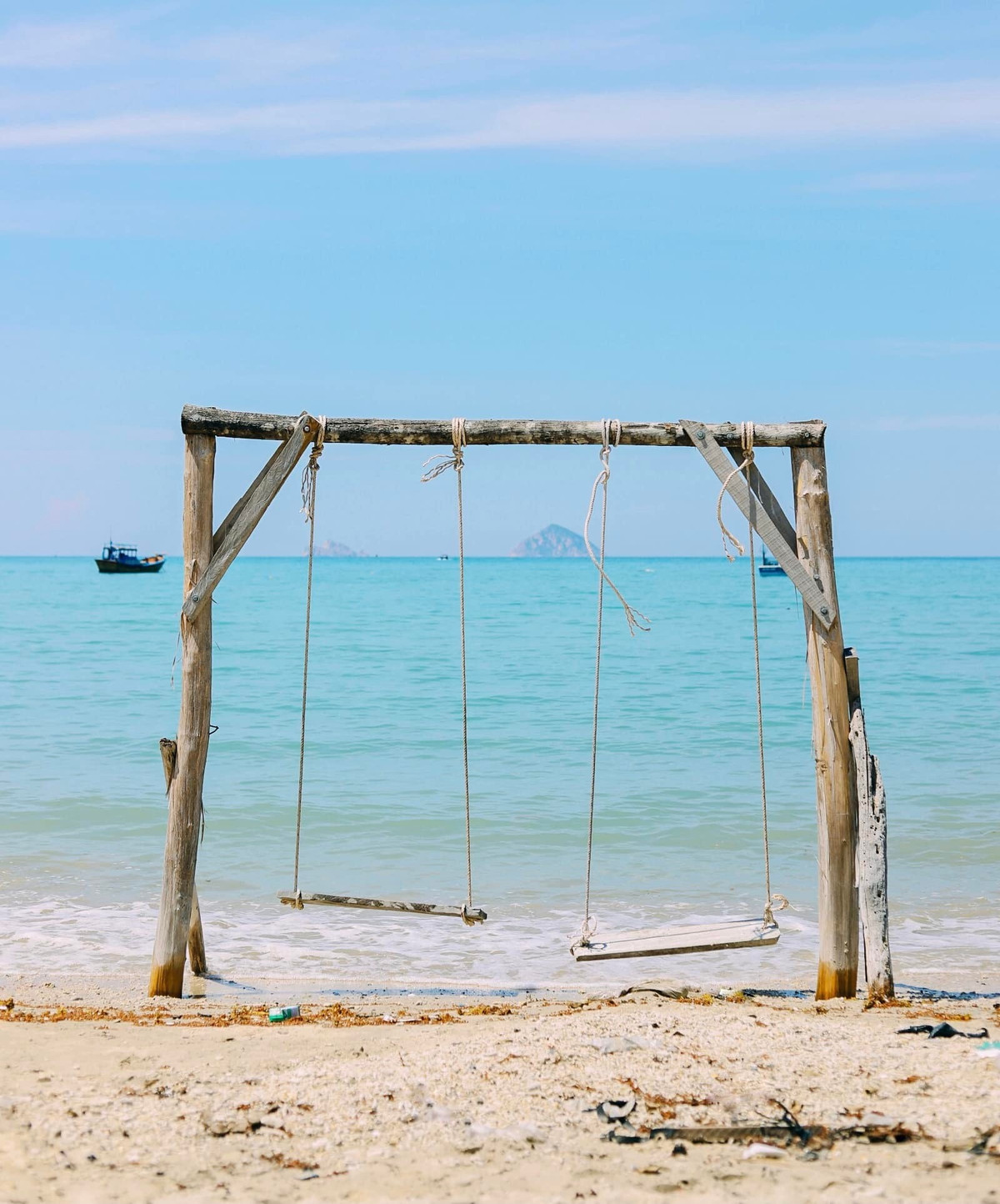 Không gian biệt lập giúp nơi đây giữ được sự tĩnh lặng hiếm có, thường được lựa chọn cho các chuyến trăng mật hoặc kỳ nghỉ kỷ niệm đặc biệt. Time Out nhận định, khung cảnh tại vịnh mang vẻ đẹp “sinh ra cho những khoảnh khắc lãng mạn”, kết hợp giữa nghỉ dưỡng cao cấp và thiên nhiên thuần khiết. Ảnh Hoàng Vũ