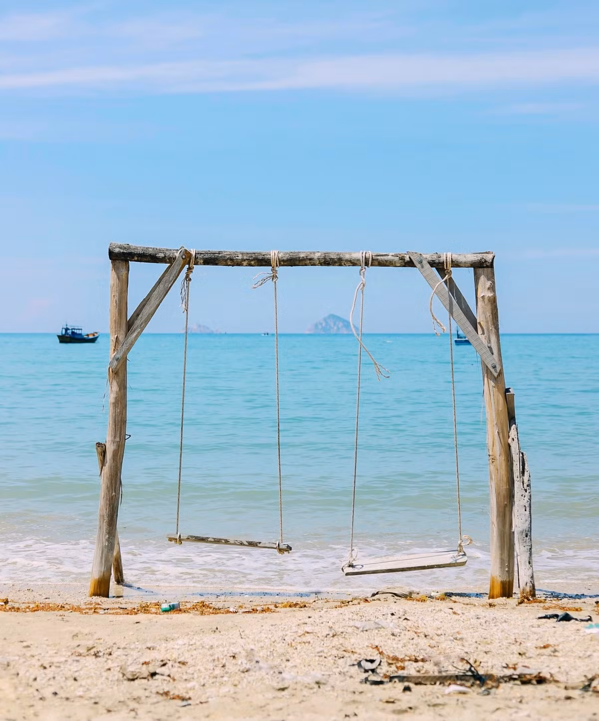 Không gian biệt lập giúp nơi đây giữ được sự tĩnh lặng hiếm có, thường được lựa chọn cho các chuyến trăng mật hoặc kỳ nghỉ kỷ niệm đặc biệt. Time Out nhận định, khung cảnh tại vịnh mang vẻ đẹp “sinh ra cho những khoảnh khắc lãng mạn”, kết hợp giữa nghỉ dưỡng cao cấp và thiên nhiên thuần khiết. Ảnh Hoàng Vũ