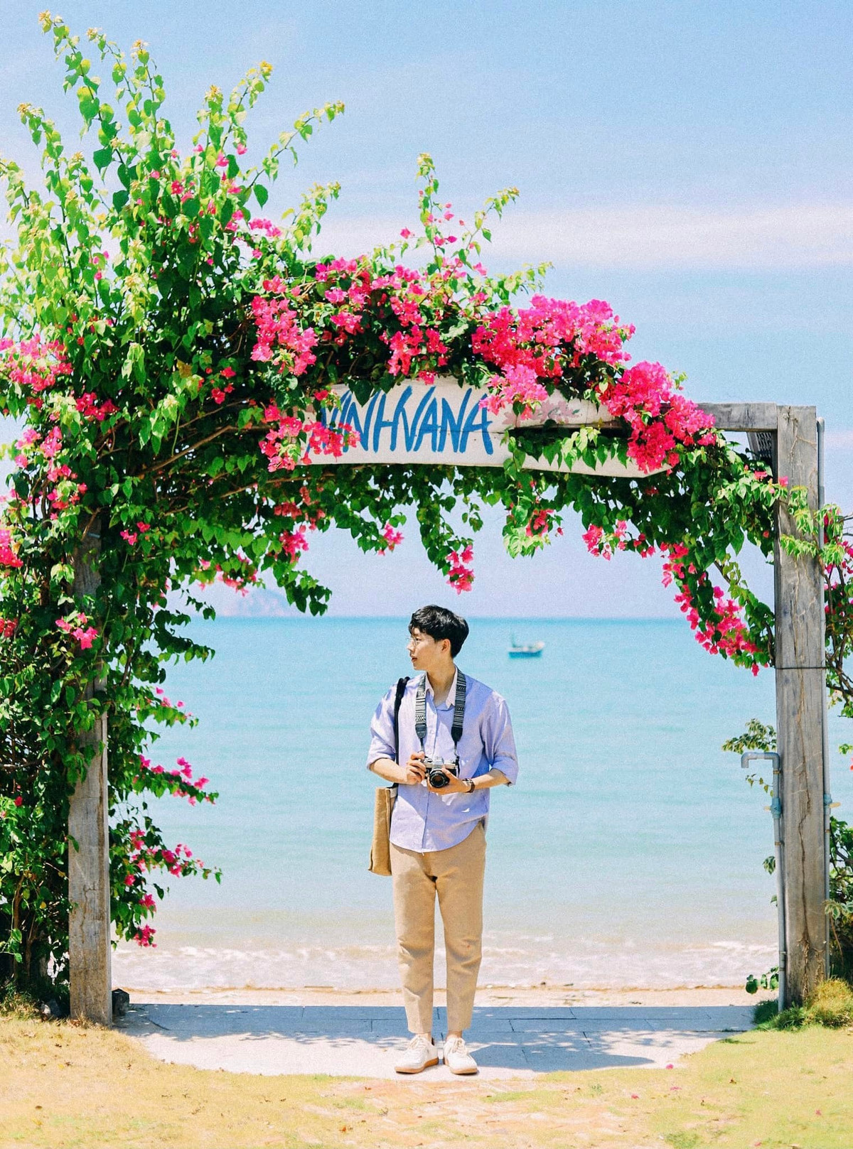 Nằm tách biệt ngoài khơi Nha Trang, vịnh Ninh Vân gây ấn tượng với cảnh quan thiên nhiên nguyên sơ, nơi bãi cát trắng hòa cùng làn nước xanh trong và những dãy núi đá granite hùng vĩ bao quanh. Ảnh Hoàng Vũ