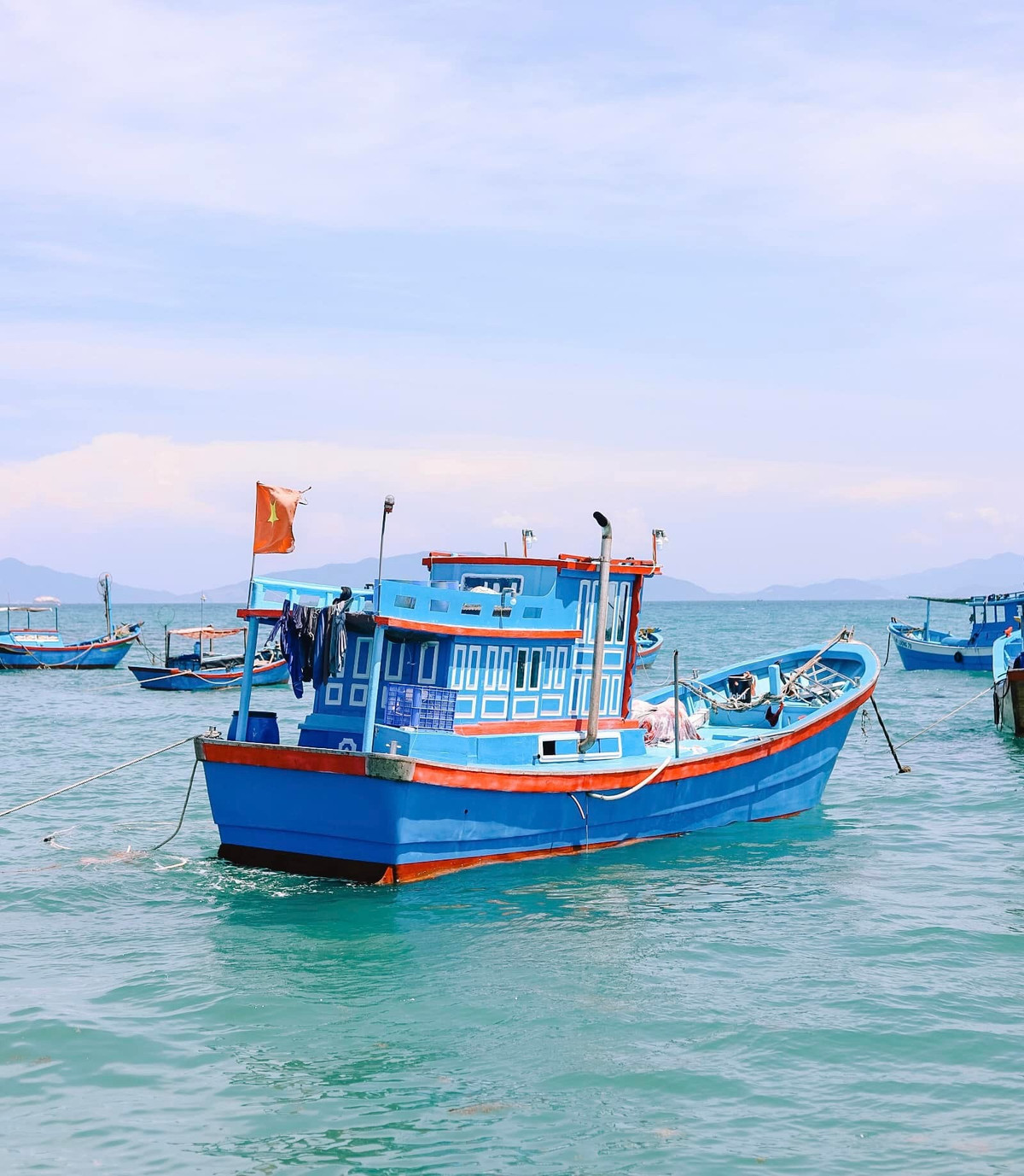 Bên cạnh cảnh quan, ẩm thực địa phương cũng là điểm nhấn được giới thiệu. Du khách đến đây được gợi ý thưởng thức bún cá sứa Nha Trang đặc sản nổi tiếng với nước dùng thanh nhẹ, sứa giòn, ăn kèm bún sợi nhỏ và rau sống tươi. Từ trung tâm thành phố Nha Trang, du khách có thể di chuyển bằng ô tô khoảng 60 phút rồi tiếp tục đi thuyền ra vịnh, hoặc lựa chọn cano cao tốc với thời gian khoảng 20 phút. Ảnh Hoàng Vũ