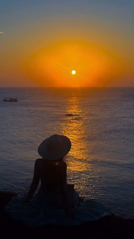 Dốc Phượt không chỉ là cung đường dẫn lối lên đỉnh, mà còn là nơi khơi nguồn cảm hứng cho những trái tim yêu xê dịch. Nếu có dịp đến Phú Quý, đừng quên dừng chân nơi đây, lưu giữ vài ba khung hình và cảm nhận vẻ đẹp mộc mạc, hoang sơ nhưng đầy sức hút của hòn đảo giữa trùng khơi. Ảnh Aki Lan