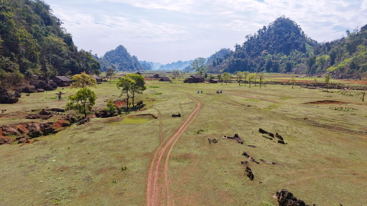 Du khách có thể thong thả đi dạo quanh bản, hít thở bầu không khí trong lành, lắng nghe tiếng gió, tiếng bước chân trên lối đất và quan sát nhịp sống đời thường của người dân địa phương. ﻿Ảnh Bàn Bình