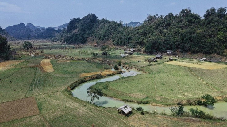 Ẩn mình giữa núi rừng Tây Bắc, Bản Tà Phình (xã Tân Yên, tỉnh Sơn La) cách Hà Nội khoảng 200 km và cách trung tâm Mộc Châu chừng 25 km. Đây là bản làng lâu đời của đồng bào dân tộc Mông, vẫn giữ gần như nguyên vẹn vẻ đẹp hoang sơ và nhịp sống chậm rãi, tách biệt khỏi sự xô bồ của những điểm du lịch quen thuộc. Ảnh Bàn Bình