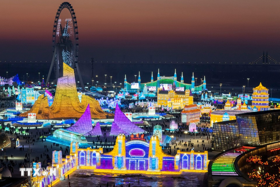 Công nghệ hiện đại được ứng dụng tối đa trong công viên. Hệ thống chiếu sáng ban đêm rực rỡ, kết hợp với các trải nghiệm tương tác AI, mang đến cảm giác như bước vào thế giới cổ tích sống động. Ảnh TTXVN