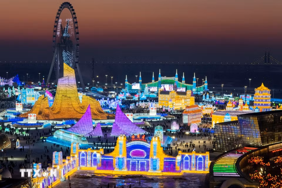 Công nghệ hiện đại được ứng dụng tối đa trong công viên. Hệ thống chiếu sáng ban đêm rực rỡ, kết hợp với các trải nghiệm tương tác AI, mang đến cảm giác như bước vào thế giới cổ tích sống động. Ảnh TTXVN