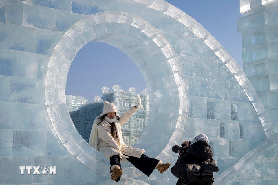 Công viên được chia thành ba trục cảnh quan chính, mỗi khu vực mang một phong cách băng tuyết riêng, tạo ra vô số góc check-in ấn tượng. Du khách có thể dạo quanh các lâu đài, khám phá đường hầm ánh sáng hoặc tham gia các trò chơi tương tác trên băng tuyết. Ảnh TTXVN