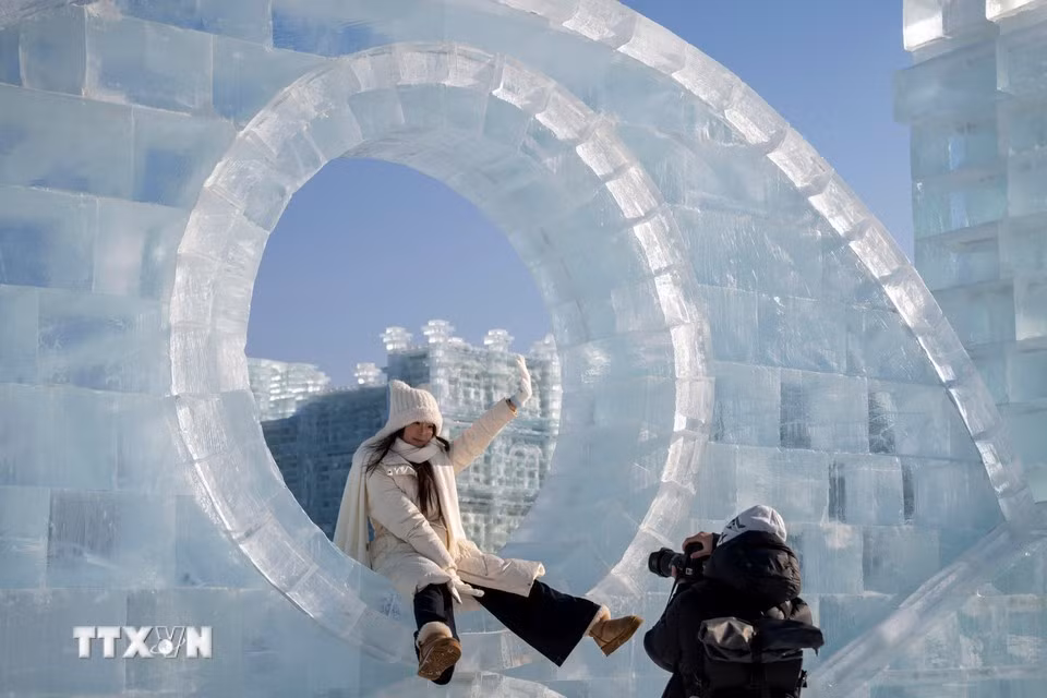 Công viên được chia thành ba trục cảnh quan chính, mỗi khu vực mang một phong cách băng tuyết riêng, tạo ra vô số góc check-in ấn tượng. Du khách có thể dạo quanh các lâu đài, khám phá đường hầm ánh sáng hoặc tham gia các trò chơi tương tác trên băng tuyết. Ảnh TTXVN