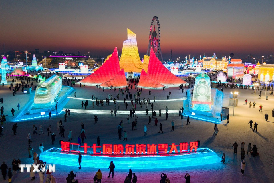 Không chỉ tham quan, du khách còn có cơ hội tham gia các trò chơi thể thao mùa đông, từ bóng đá tuyết đến khúc côn cầu trên băng. Ảnh TTXVN