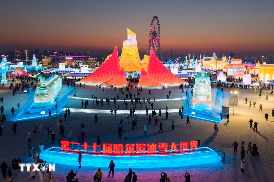 Không chỉ tham quan, du khách còn có cơ hội tham gia các trò chơi thể thao mùa đông, từ bóng đá tuyết đến khúc côn cầu trên băng. Ảnh TTXVN