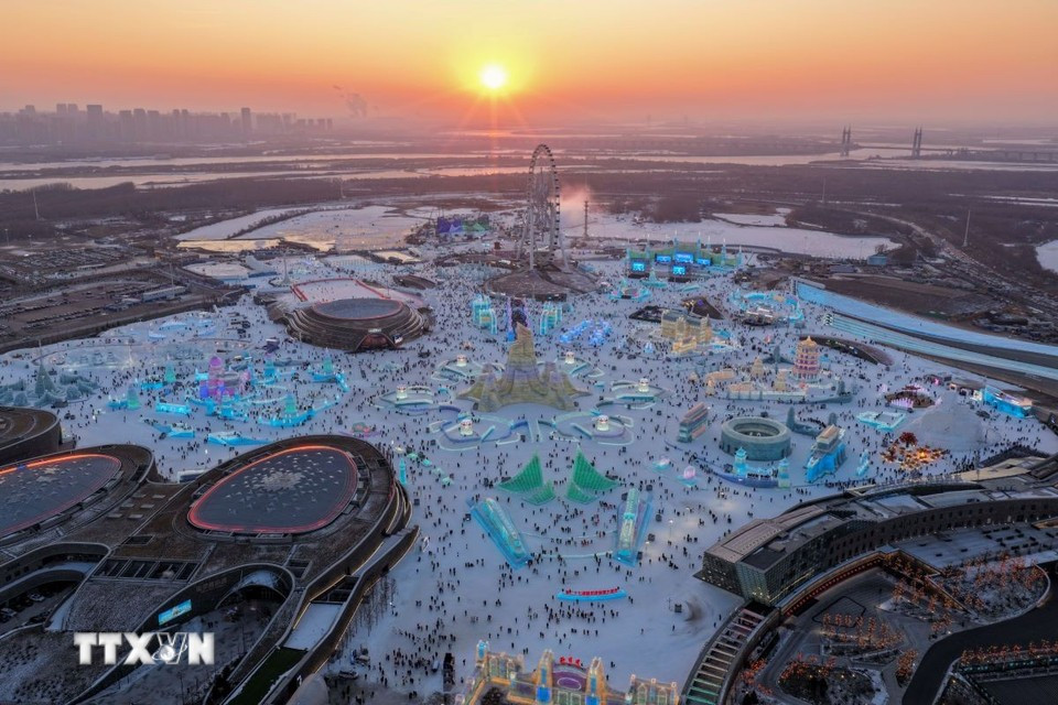 Công viên trải rộng trên 1,2 triệu m², sử dụng gần 400.000 m³ băng và tuyết để dựng nên các công trình khổng lồ, từ lâu được xem là kỳ quan băng tuyết lớn nhất thế giới. Ảnh TTXVN