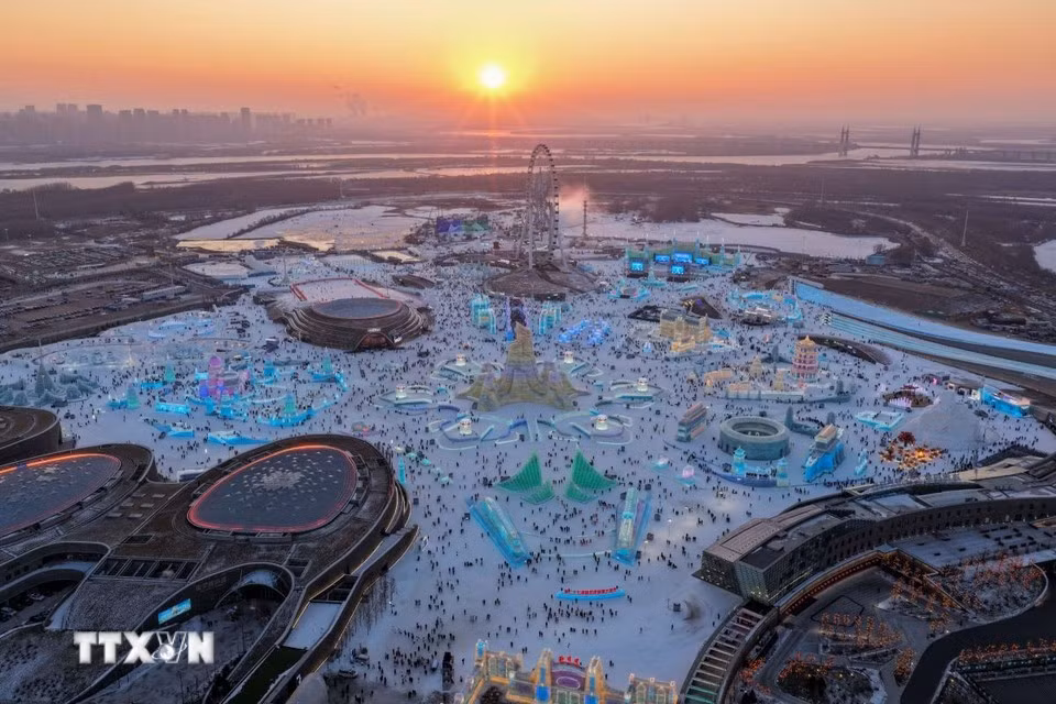 Công viên trải rộng trên 1,2 triệu m², sử dụng gần 400.000 m³ băng và tuyết để dựng nên các công trình khổng lồ, từ lâu được xem là kỳ quan băng tuyết lớn nhất thế giới. Ảnh TTXVN