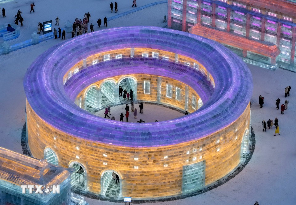 Năm nay, chủ đề “Ice and Snow, Fairy Tale World” tái hiện một thế giới cổ tích mùa đông, nơi du khách có thể bước qua các lâu đài băng lấp lánh, tham quan những tòa tháp và tác phẩm điêu khắc băng tinh xảo, đồng thời khám phá các khu vực tương tác thú vị. Ảnh TTXVN