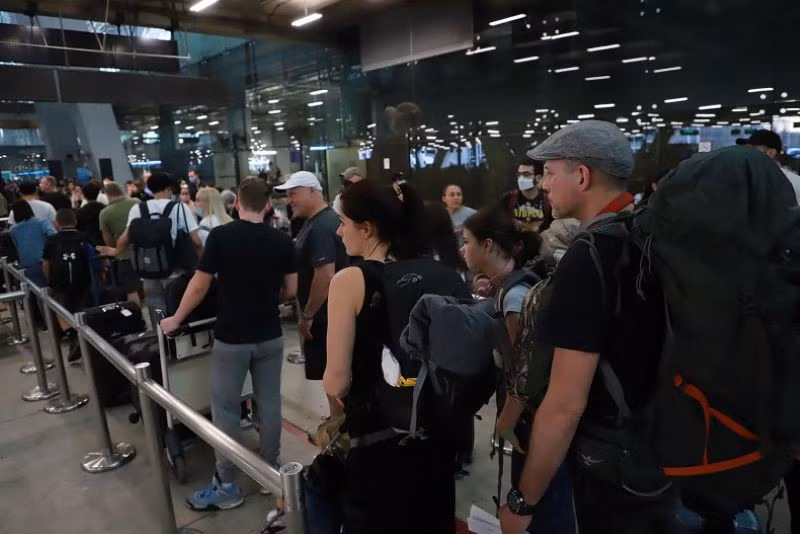 Trước khi đến Thái Lan, du khách nên kiểm tra hành lý kỹ càng để loại bỏ những món bị cấm, đồng thời tìm hiểu luật pháp địa phương, đặc biệt liên quan đến thực phẩm và thuốc lá. Việc cập nhật thông tin từ công ty lữ hành cũng giúp đảm bảo không vi phạm các quy định mới nhất. Tuân thủ những hướng dẫn này không chỉ giúp chuyến đi an toàn mà còn tạo điều kiện trải nghiệm trọn vẹn, tránh mất thời gian và chi phí do các rắc rối pháp lý không đáng có. Ảnh dulich