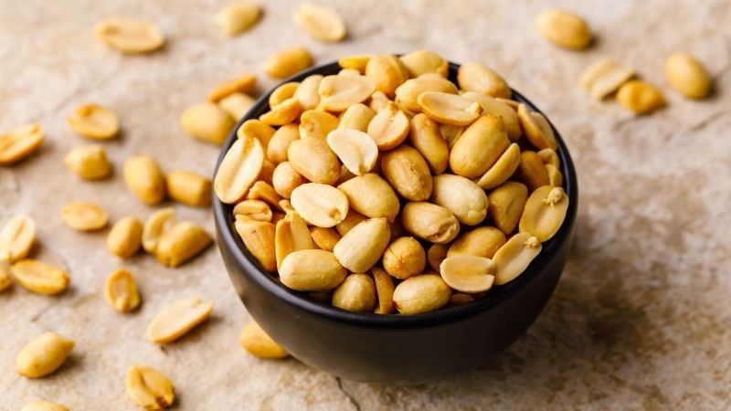 Vì vậy, người bệnh tiểu đường nên hạn chế lượng đậu phộng, đồng thời ưu tiên chọn lạc luộc thay vì lạc chiên hoặc rang muối, vừa giúp kiểm soát đường huyết vừa tận hưởng hương vị truyền thống. Ảnh minh họa
