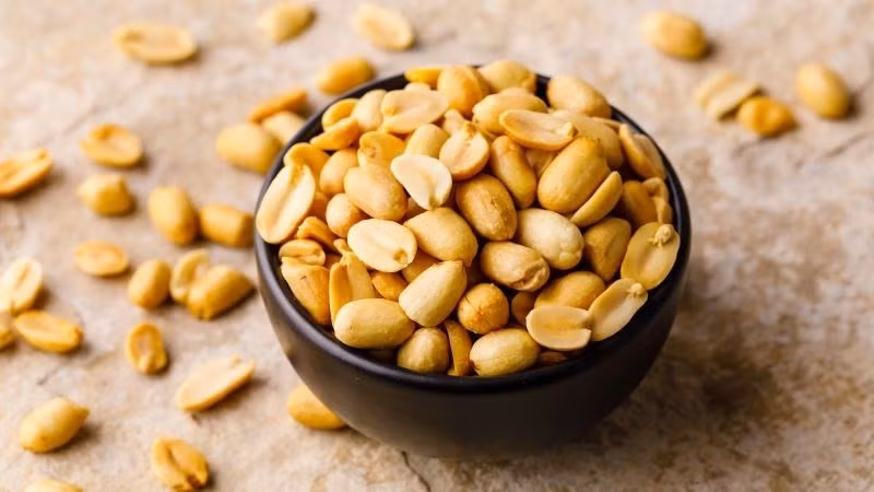Vì vậy, người bệnh tiểu đường nên hạn chế lượng đậu phộng, đồng thời ưu tiên chọn lạc luộc thay vì lạc chiên hoặc rang muối, vừa giúp kiểm soát đường huyết vừa tận hưởng hương vị truyền thống. Ảnh minh họa