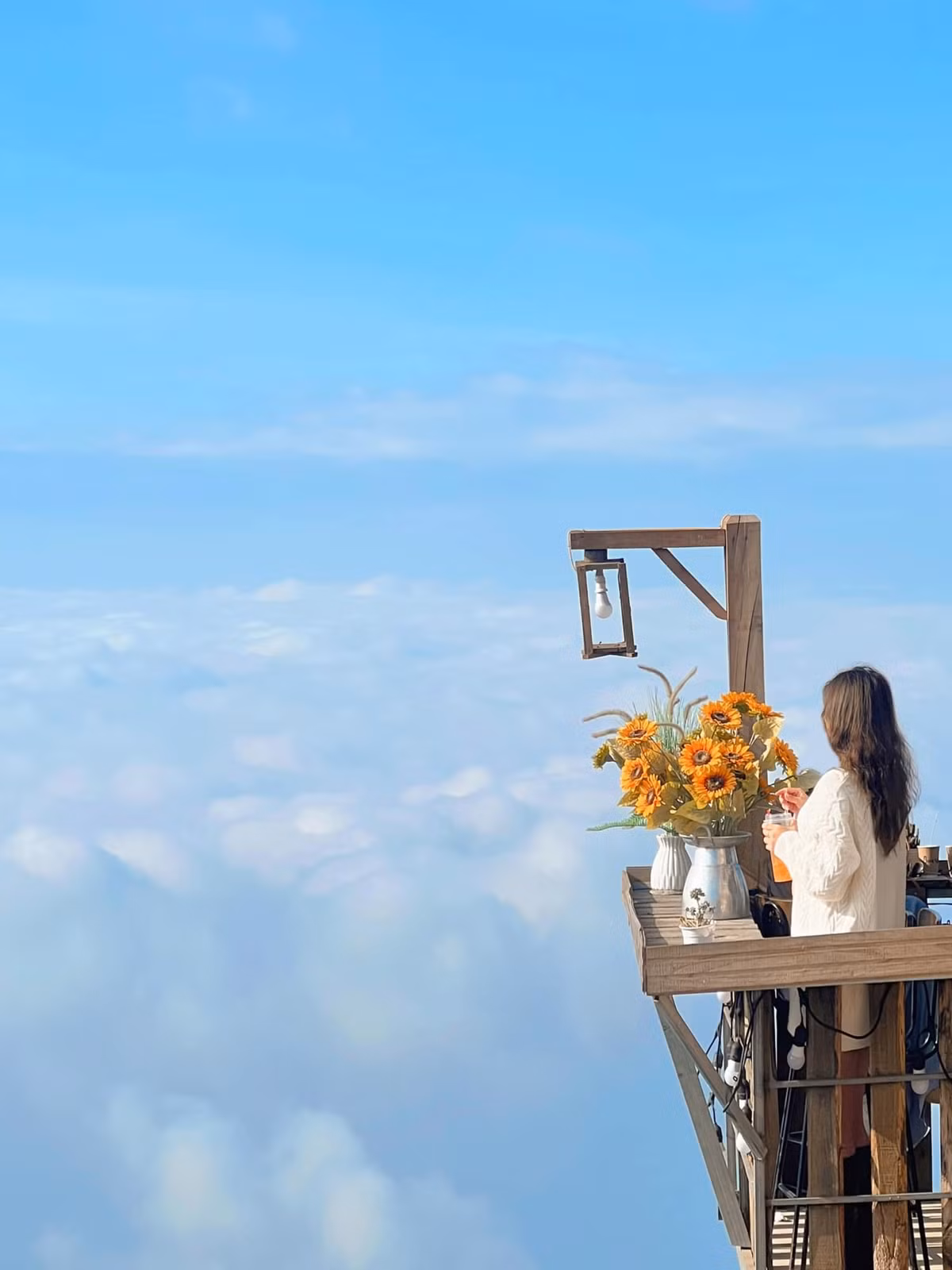 Hòa mình vào cuộc sống bản làng, thưởng thức men rượu táo mèo cay nồng, nghe tiếng khèn Mông vang vọng trong sương sẽ khiến hành trình thêm trọn vẹn. Ảnh Mai Hương