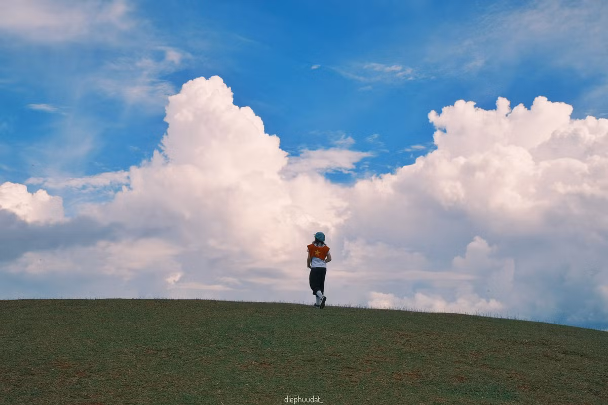 Một chuyến đi Tà Xùa dịp Quốc khánh không chỉ mang lại trải nghiệm săn mây kỳ diệu, mà còn cho du khách cơ hội hòa mình vào văn hóa bản làng, thưởng thức ẩm thực đặc sản vùng cao. Với vẻ đẹp hoang sơ, bình yên và đầy chất thơ, Tà Xùa hứa hẹn là điểm dừng chân lý tưởng cho kỳ nghỉ 2/9 năm nay. Ảnh Diệup Hữu Đạt