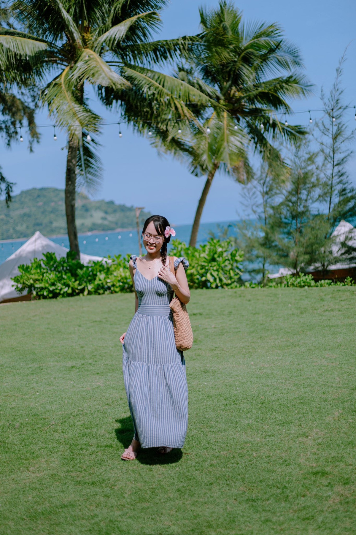 Dọc bờ biển, những quán cà phê nhỏ hay nhà hàng hải sản bắt đầu lên đèn, rộn ràng tiếng nói cười. Một bữa tối ấm cúng bên sóng biển, trong làn gió giao mùa mát rượi, là trải nghiệm khiến nhiều du khách lưu luyến mãi. Ảnh Bùi Huy Khang