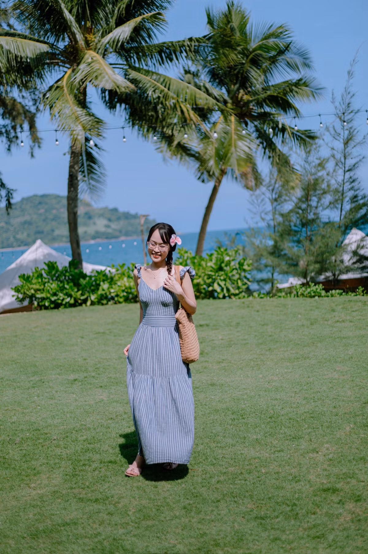 Dọc bờ biển, những quán cà phê nhỏ hay nhà hàng hải sản bắt đầu lên đèn, rộn ràng tiếng nói cười. Một bữa tối ấm cúng bên sóng biển, trong làn gió giao mùa mát rượi, là trải nghiệm khiến nhiều du khách lưu luyến mãi. Ảnh Bùi Huy Khang