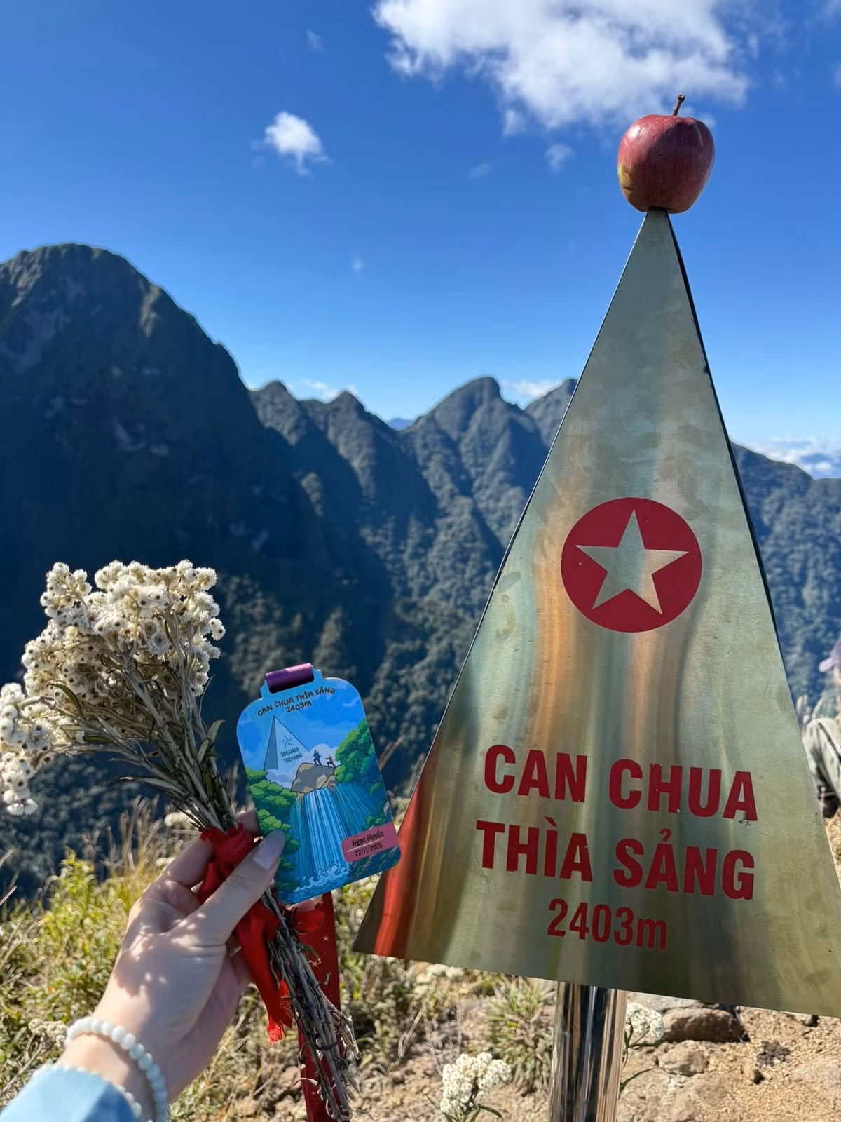 Sau khi vượt Chu Va 12, các đoàn thường tiếp tục hành trình sang Can Chua Thìa Sảng, đi qua đoạn “sống lưng khủng long” với hẻm núi sâu bên dưới. Đây là thử thách không nhỏ đối với những người sợ độ cao, nhưng phần thưởng là cảnh hoàng hôn và bình minh lãng mạn trên chóp núi.