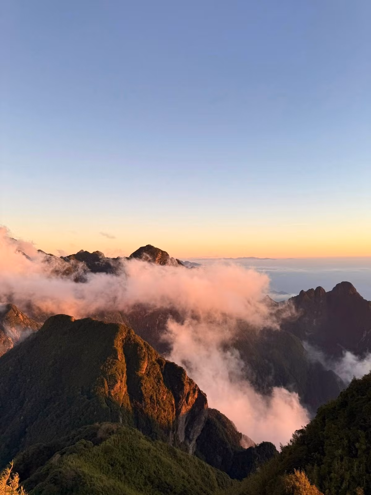 Các đoạn đường lên đỉnh Chu Va 12 nổi bật với địa hình khác dốc, nhiều nơi trơn trượt, đòi hỏi người đi phải có kinh nghiệm, thể lực tốt và kỹ năng sinh tồn cơ bản.