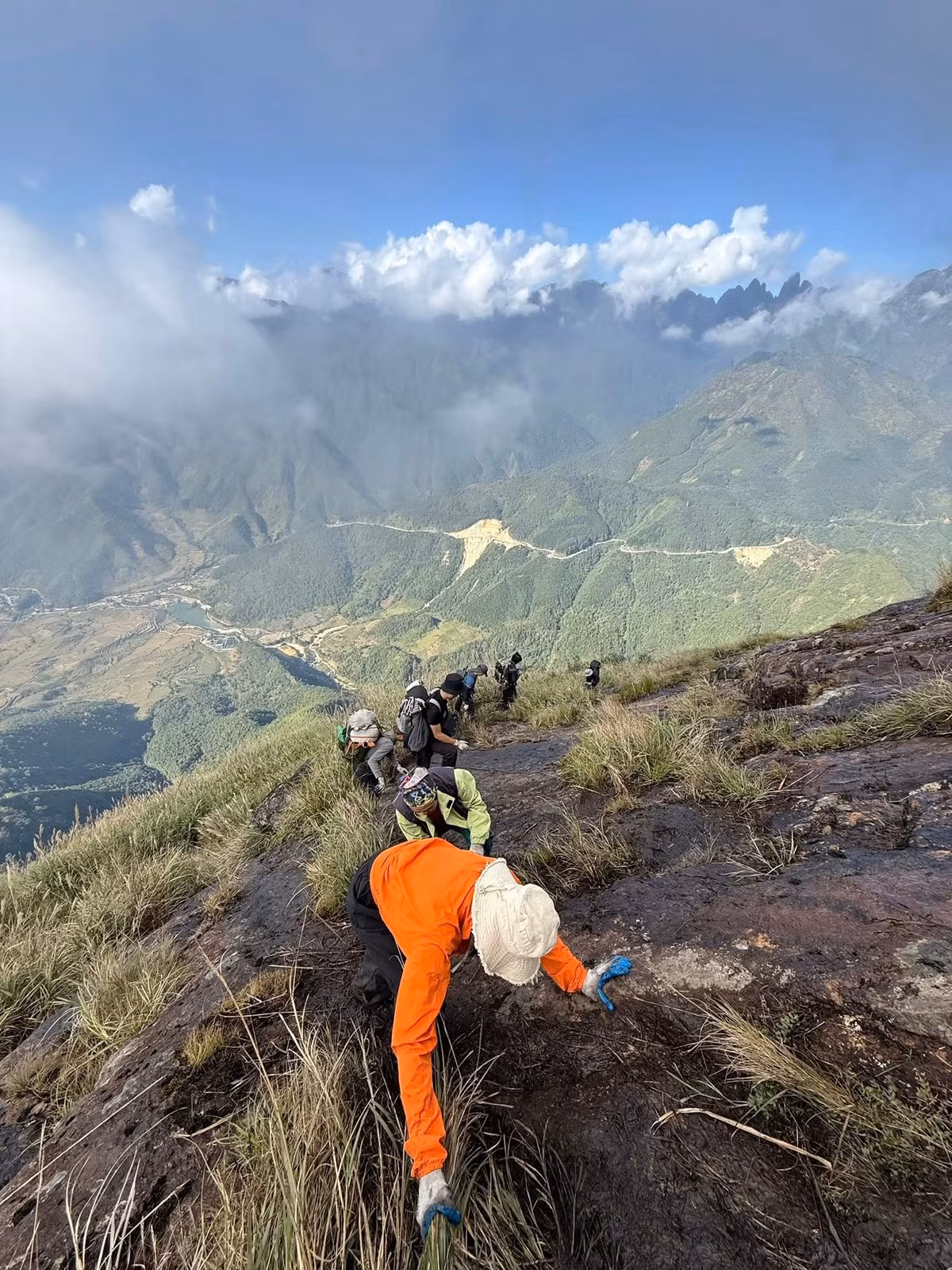 Tuy nhiên, đối với trekker dày dạn kinh nghiệm, đây là điểm đến lý tưởng để trải nghiệm cung đường hoang sơ, thử thách kỹ năng và chiêm ngưỡng cảnh núi rừng Lai Châu hùng vĩ mà ít nơi nào có được.