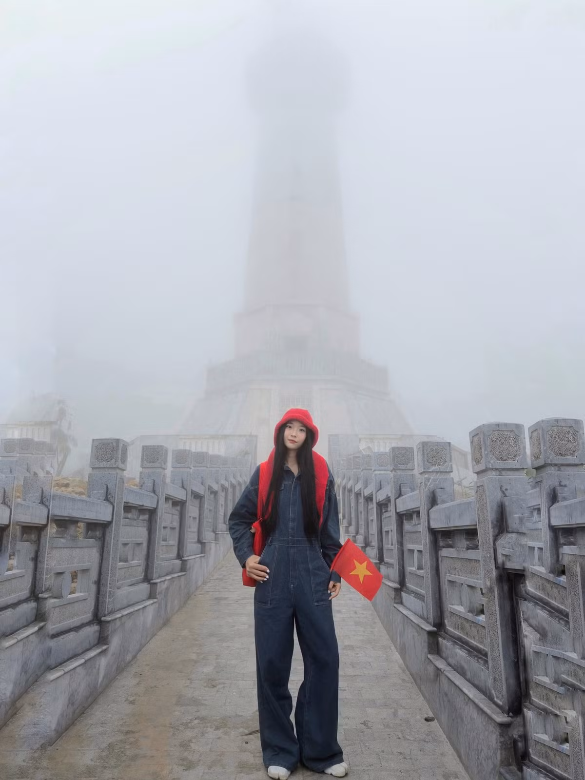 Hoạt động được mong đợi nhất là leo núi chinh phục cột mốc 0, nơi ngắm hoàng hôn đẹp bậc nhất của Điện Biên. Tuy nhiên, vì nằm trong khu vực biên giới, du khách cần mang theo giấy tờ tùy thân để làm thủ tục tại Đồn Biên phòng 317. Ảnh Thu Thảo