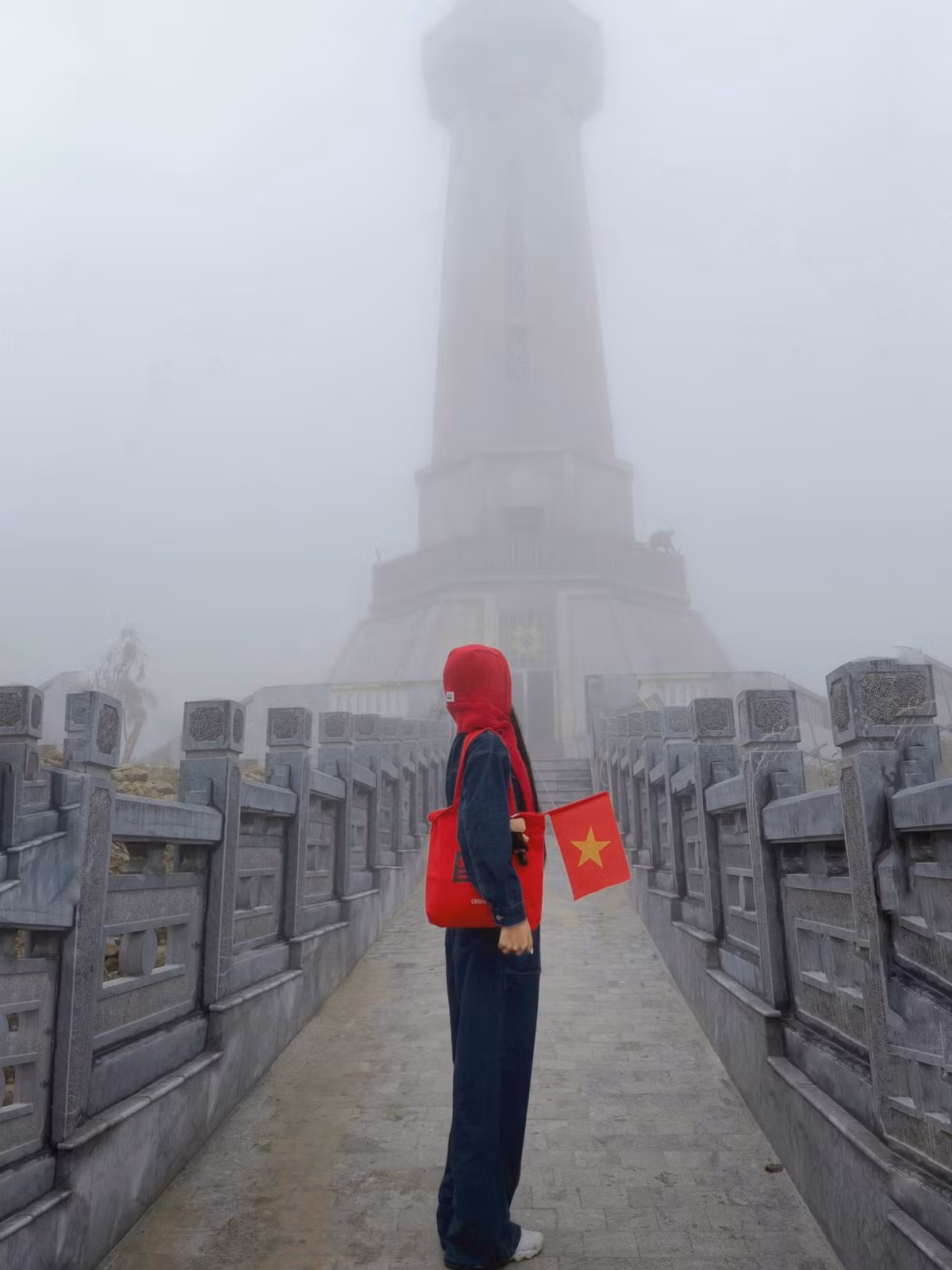 A Pa Chải sở hữu cảnh quan đặc trưng của vùng biên viễn: những dãy núi trùng điệp, ruộng bậc thang vàng óng vào vụ lúa chín và những bản làng đơn sơ nằm nép mình bên sườn núi. Thời điểm đẹp nhất để đến đây là từ tháng 1 – 2 khi mạ non phủ xanh các cánh đồng, hoặc từ tháng 9 – 12 khi sắc vàng của mùa lúa quyện cùng hoa dã quỳ nở rộ. Ảnh Thu Thảo