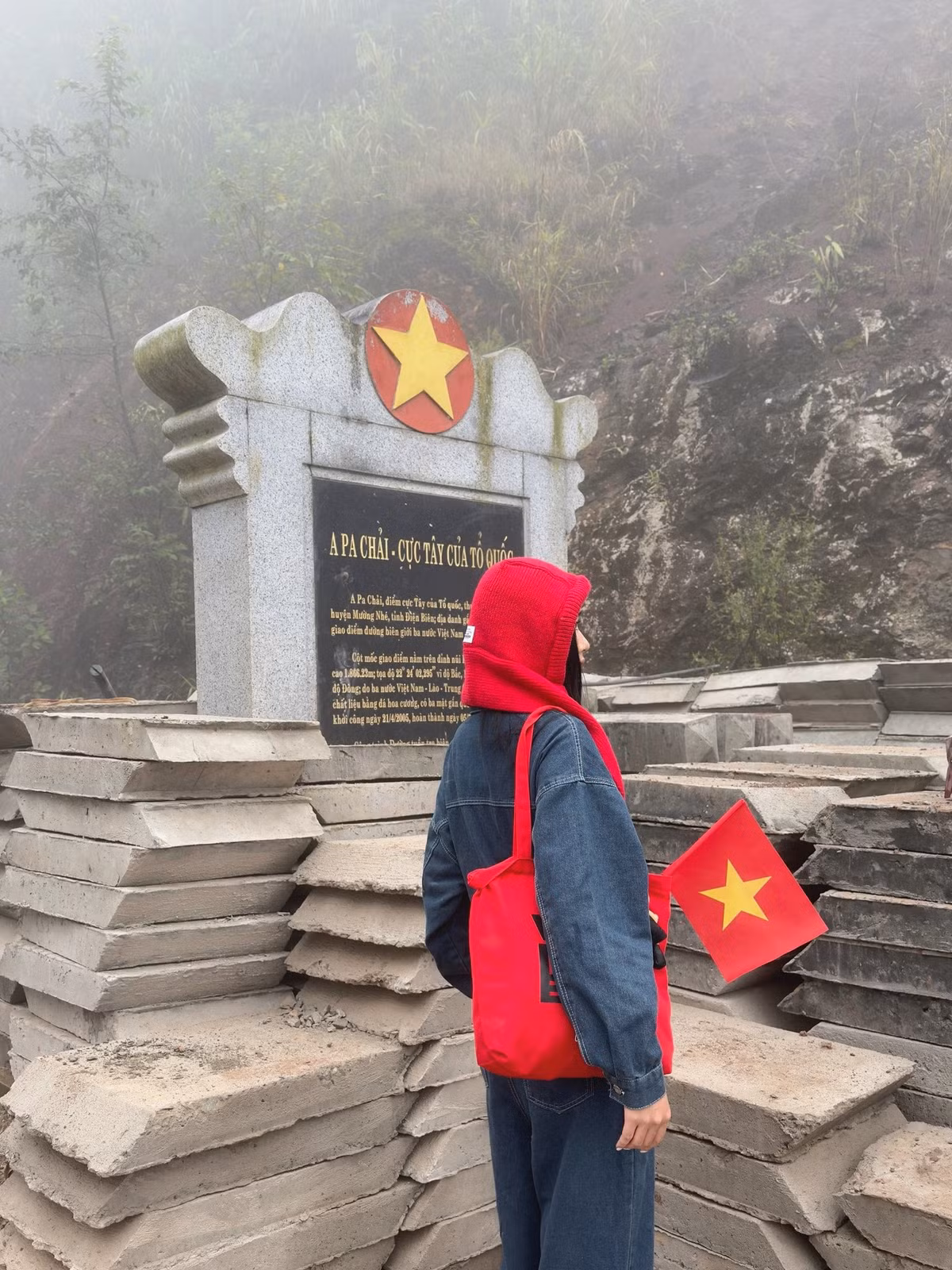 Từ khu bảo tồn Mường Nhé, du khách có thể dễ dàng di chuyển đến A Pa Chải (xã Sín Thầu), điểm cực Tây của Việt Nam. Đây là nơi tiếp giáp Lào và Campuchia, nổi tiếng với cột mốc số 0 – điểm đến mà nhiều phượt thủ và du khách luôn mong muốn chinh phục. Ảnh Thu Thảo