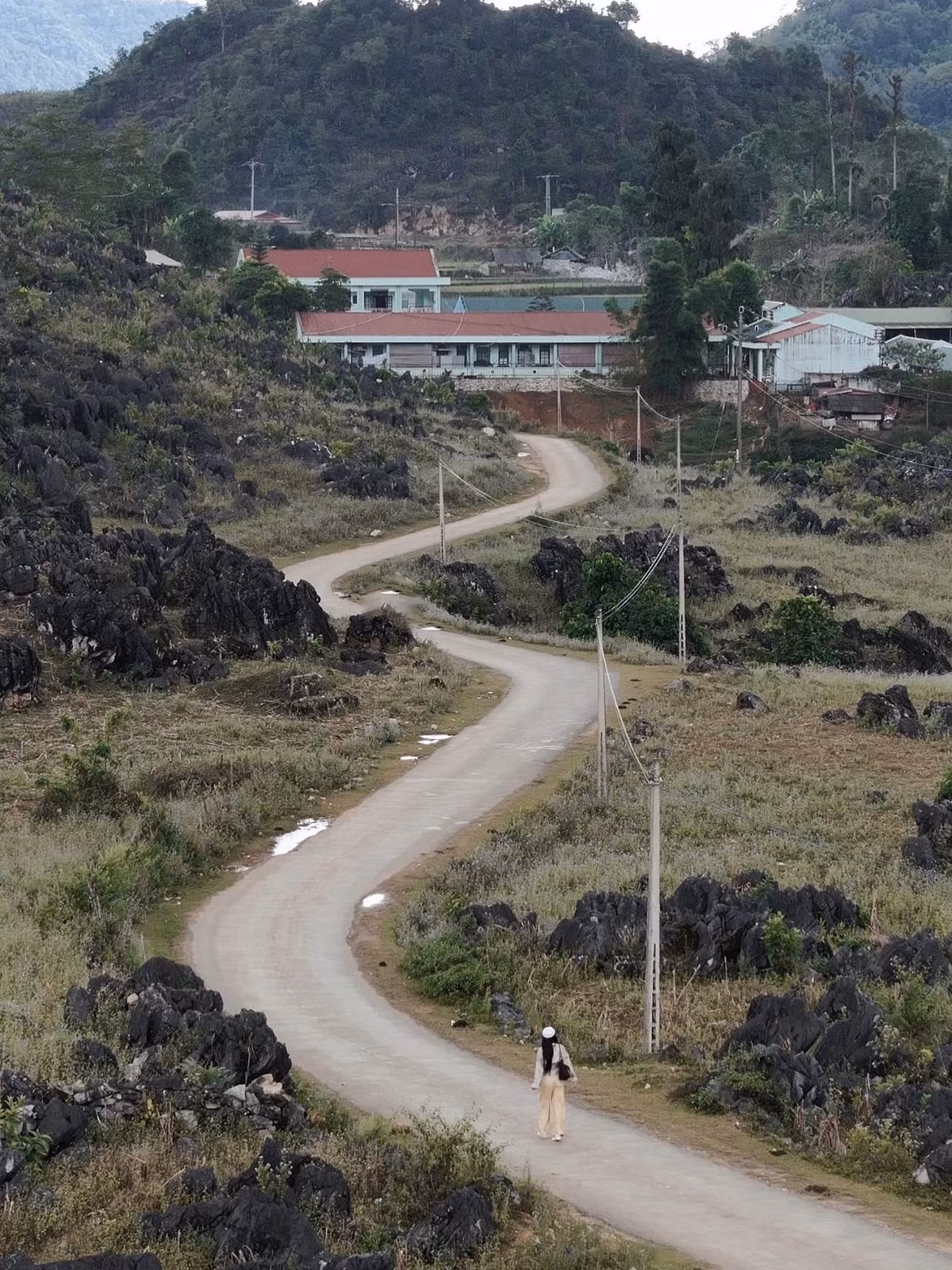 Cách TP Điện Biên Phủ khoảng 130 km, cao nguyên đá Tủa Chùa hiện lên như một miền đất cổ với địa hình đá vôi đặc trưng. Ở độ cao hơn 1.400m, khí hậu nơi đây mát mẻ quanh năm và cảnh quan mang nét hoang dại hiếm gặp ở Tây Bắc. Ảnh Thu Thảo