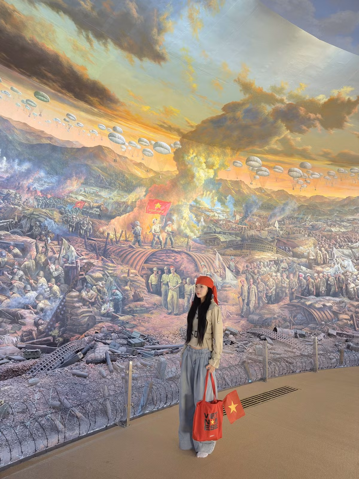 Đây là nơi lưu giữ hàng nghìn tư liệu, hiện vật, mô hình quan trọng và tái dựng trận địa bằng hình ảnh, bản đồ, thuyết minh. Viếng thăm bảo tàng giúp du khách hiểu sâu hơn về chiến thắng lừng lẫy năm châu, vang dội địa cầu – niềm tự hào của dân tộc Việt Nam. Ảnh Thu Thảo