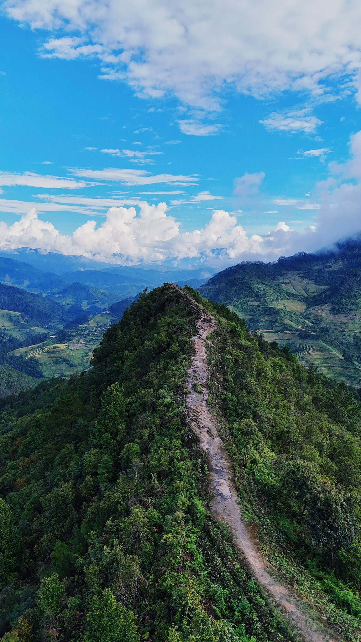 Không quá nổi tiếng như “sống lưng khủng long” ở Bình Liêu (Quảng Ninh) hay Tà Xùa (Sơn La), song tọa độ ở Púng Luông lại sở hữu nét duyên thầm riêng. Nhiều du khách chia sẻ rằng, chính sự mộc mạc và bình yên nơi đây đã tạo nên sức hút khó cưỡng. Ảnh Phuong Anh Pham