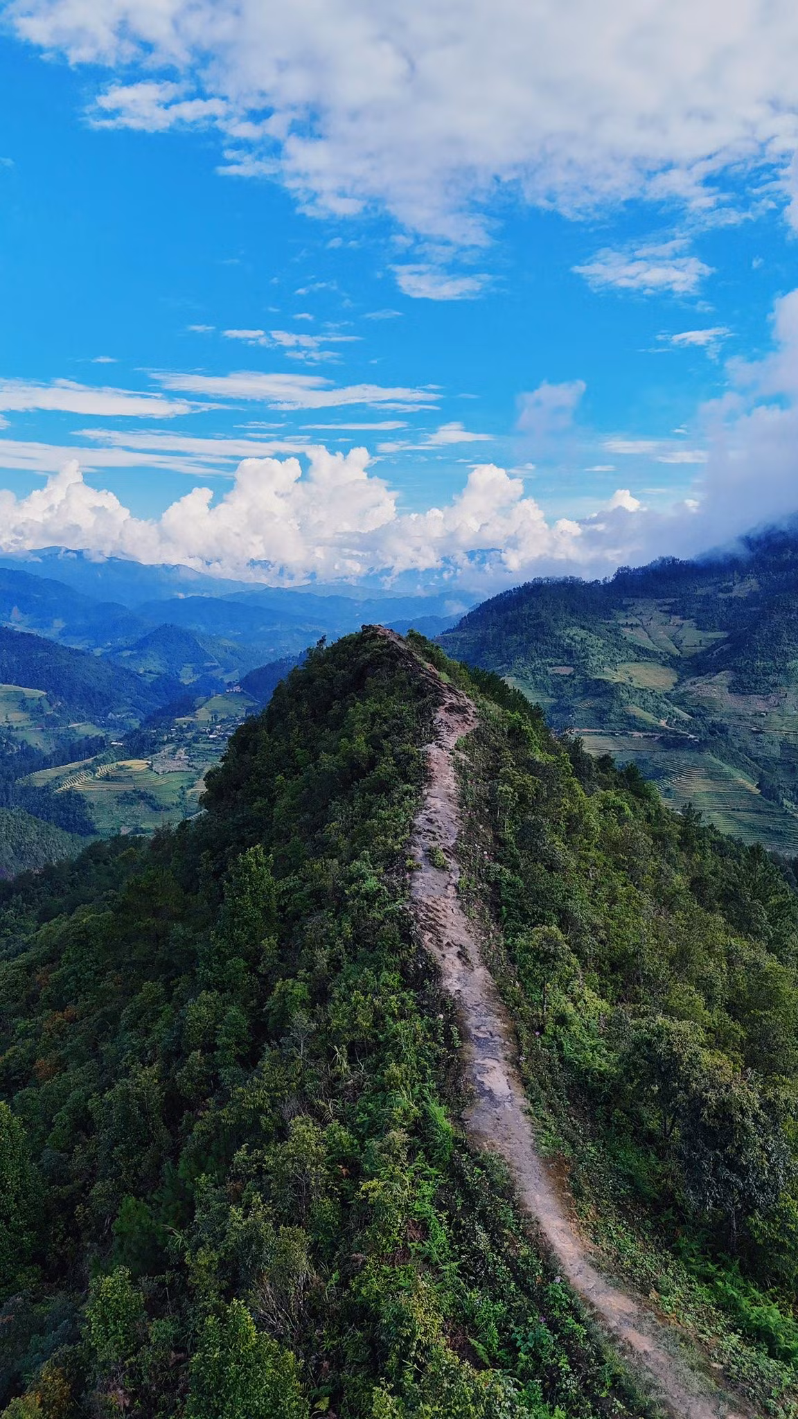 Không quá nổi tiếng như “sống lưng khủng long” ở Bình Liêu (Quảng Ninh) hay Tà Xùa (Sơn La), song tọa độ ở Púng Luông lại sở hữu nét duyên thầm riêng. Nhiều du khách chia sẻ rằng, chính sự mộc mạc và bình yên nơi đây đã tạo nên sức hút khó cưỡng. Ảnh Phuong Anh Pham