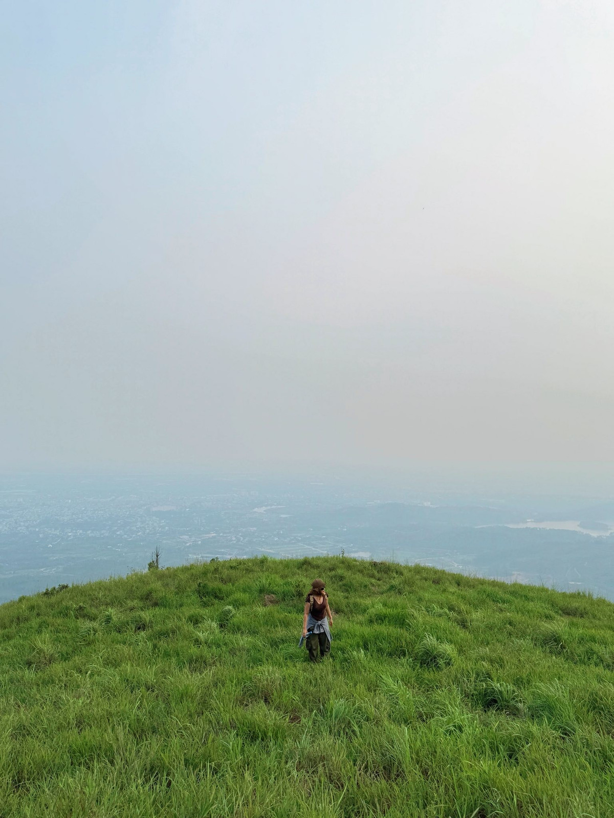 Dọc hành trình, khung cảnh thay đổi liên tục – từ lối mòn rợp bóng cây, bãi cỏ rộng đến triền núi thoai thoải nhìn ra mây trời. Nhiều phượt thủ cho rằng, đứng trên đỉnh Thành Đẳng giữa biển mây bồng bềnh là trải nghiệm khó quên. Ảnh Ngan Pham