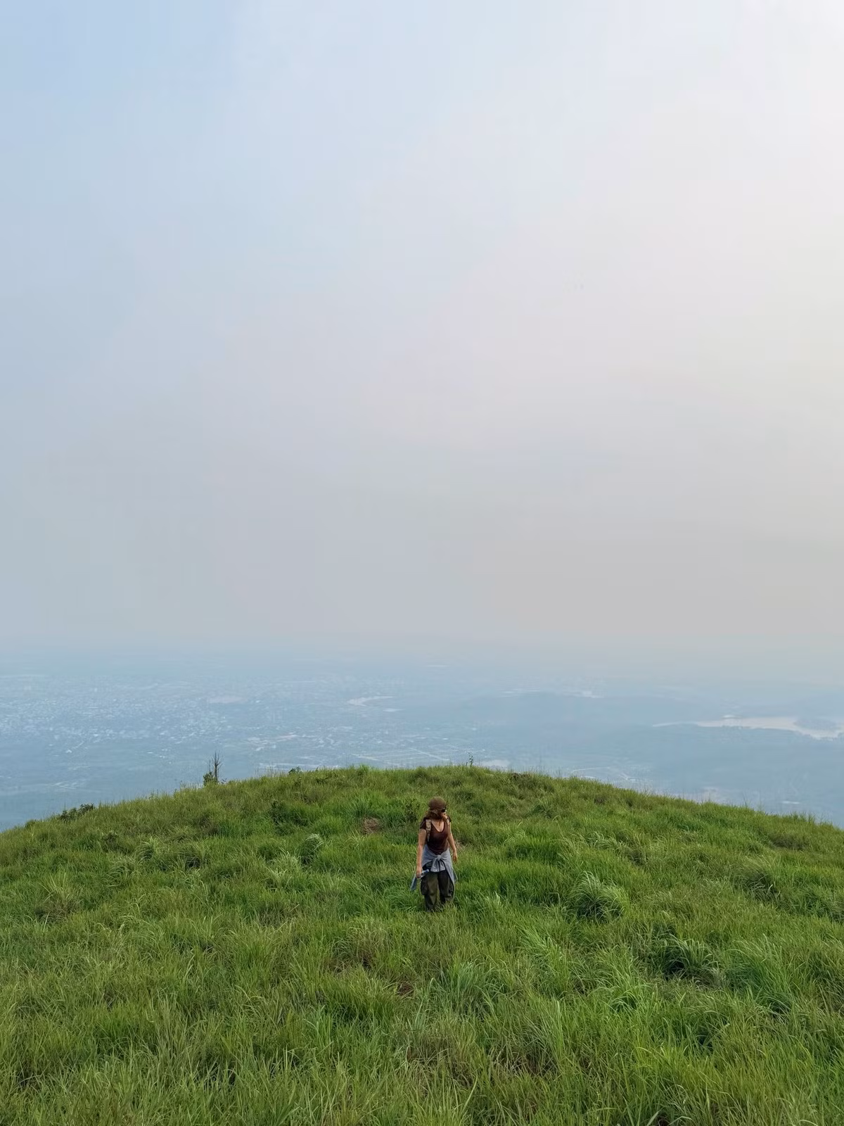 Dọc hành trình, khung cảnh thay đổi liên tục – từ lối mòn rợp bóng cây, bãi cỏ rộng đến triền núi thoai thoải nhìn ra mây trời. Nhiều phượt thủ cho rằng, đứng trên đỉnh Thành Đẳng giữa biển mây bồng bềnh là trải nghiệm khó quên. Ảnh Ngan Pham