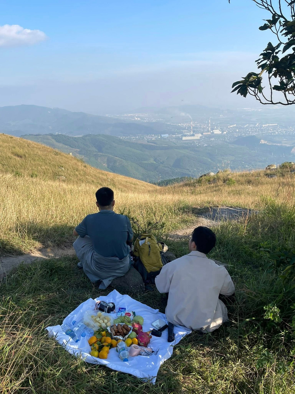 Trekking Thành Đẳng được đánh giá là một trong những cung đường đẹp và còn khá hoang sơ ở Quảng Ninh. Quãng đường leo khoảng 6 – 8 km, mất chừng 4 – 6 giờ tùy thể lực và điều kiện thời tiết. Ảnh Lục Yến