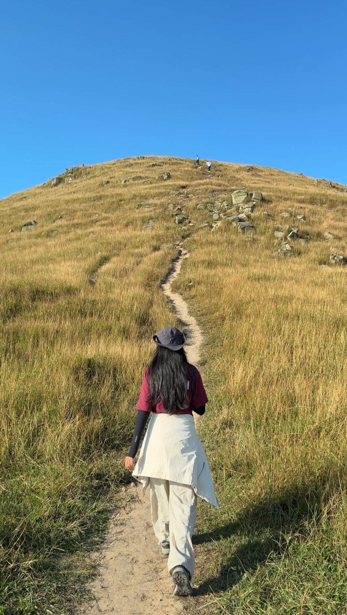 Núi Thành Đẳng hiện ra với dáng núi xanh biếc, những thảm cỏ mướt mắt trải dài trên đỉnh, xen kẽ rừng cây và mây trắng. Từ trên cao, du khách có thể ngắm nhìn toàn cảnh Uông Bí, Quảng Yên, sông Bạch Đằng và xa hơn là vịnh Hạ Long. Ảnh Lục Yến