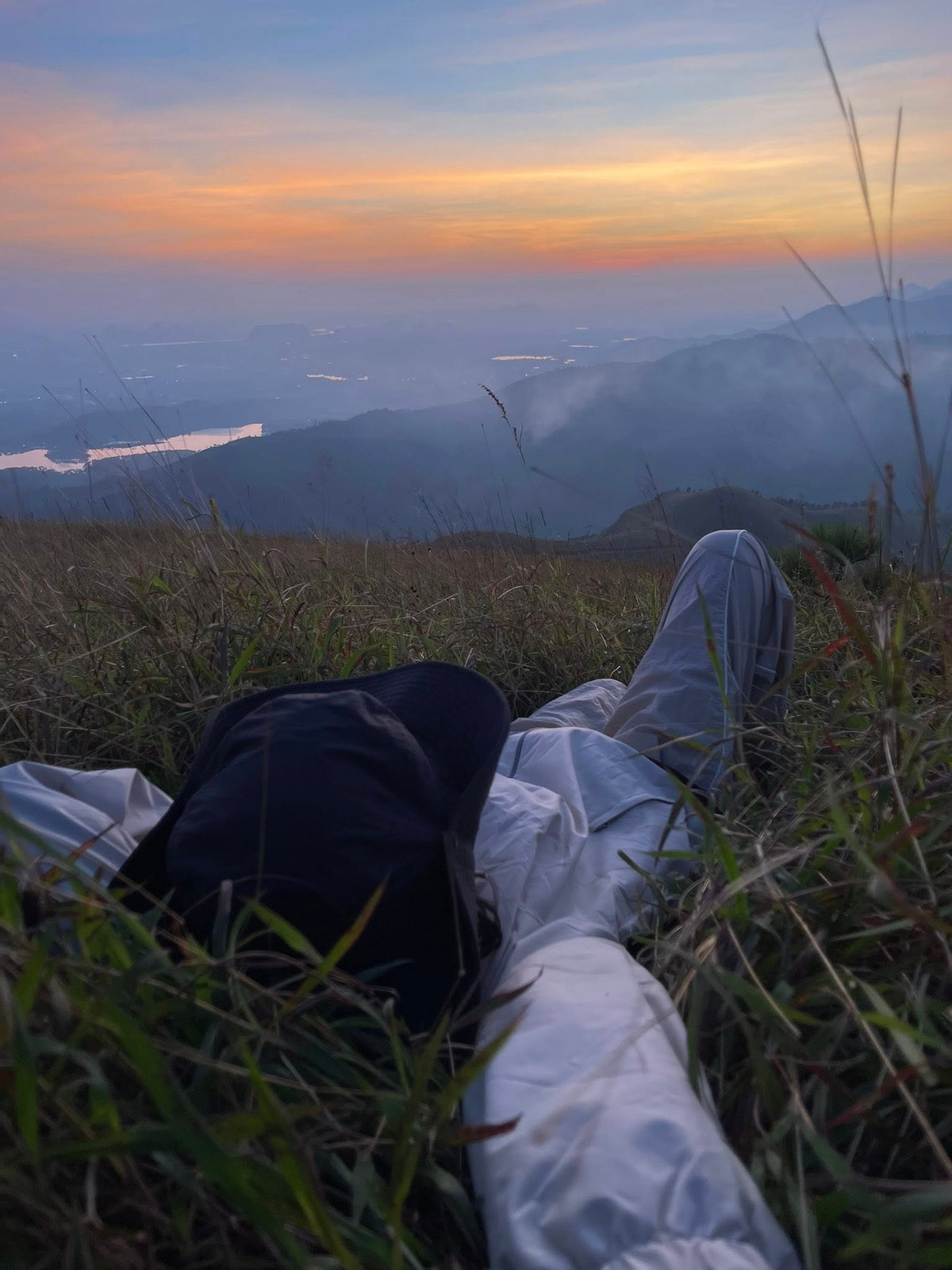 Không chỉ là điểm trekking hấp dẫn, Núi Thành Đẳng còn gắn với dấu ấn lịch sử. Theo truyền thuyết, trong trận Bạch Đằng năm 1288, Hưng Đạo Đại vương Trần Quốc Tuấn từng chọn nơi đây làm điểm quan sát, chỉ huy chiến sự. Ảnh Lục Yến