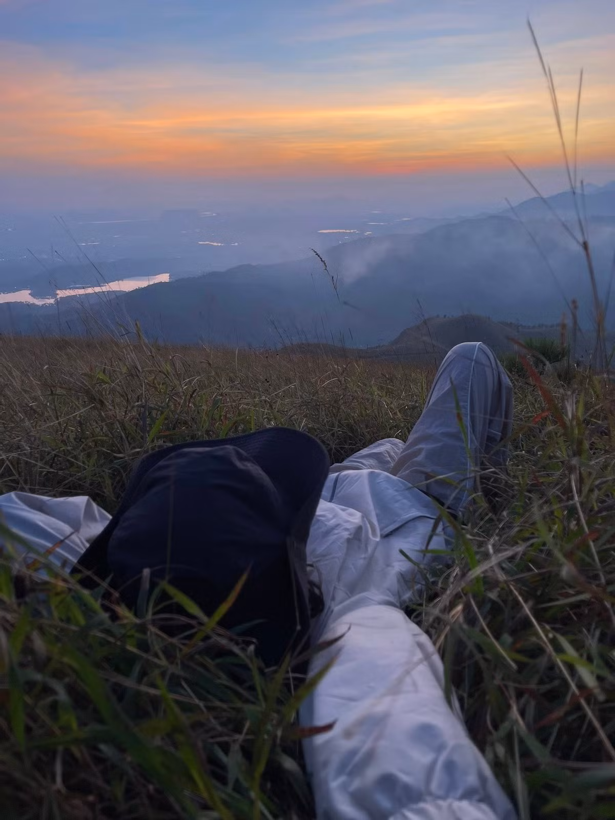 Sau khi xuống núi, du khách có thể ghé Hồ Yên Trung gần đó để tiếp tục ngắm hoàng hôn và thư giãn. Sự kết hợp giữa leo núi nhẹ nhàng buổi sáng và dạo hồ buổi chiều mang đến một lịch trình trọn vẹn, không quá mệt nhưng đủ để “đổi gió” và nạp lại năng lượng. Ảnh Lục Yến