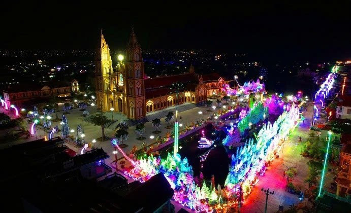 Dù mới được xây dựng và hoàn thành trong những năm gần đây, nhà thờ Giáo xứ Xương Điền đã nhanh chóng trở thành điểm đến quen thuộc mỗi dịp Noel. Công trình gây ấn tượng với quy mô lớn, mặt tiền rộng, hai tháp chuông cao nổi bật cùng hệ thống bậc đá, hoa văn trang trí tinh tế. Ảnh Internet