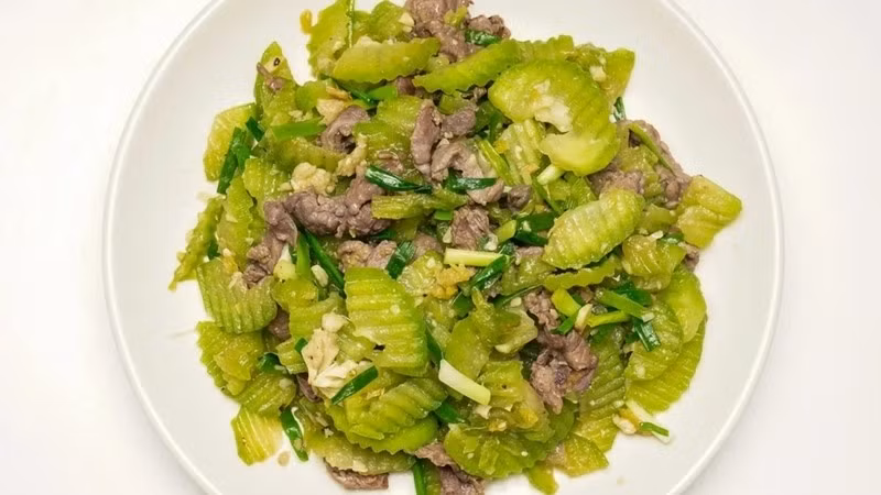 Theo chuyên gia dinh dưỡng cho rằng bí đao chỉ thực sự phát huy lợi ích khi được sử dụng điều độ và kết hợp hợp lý trong bữa ăn. Thay vì ăn đơn lẻ, người dùng nên chế biến bí đao cùng các thực phẩm giàu protein như thịt nạc, cá, trứng hoặc đậu phụ để đảm bảo dinh dưỡng đầy đủ. Ảnh minh hoạ