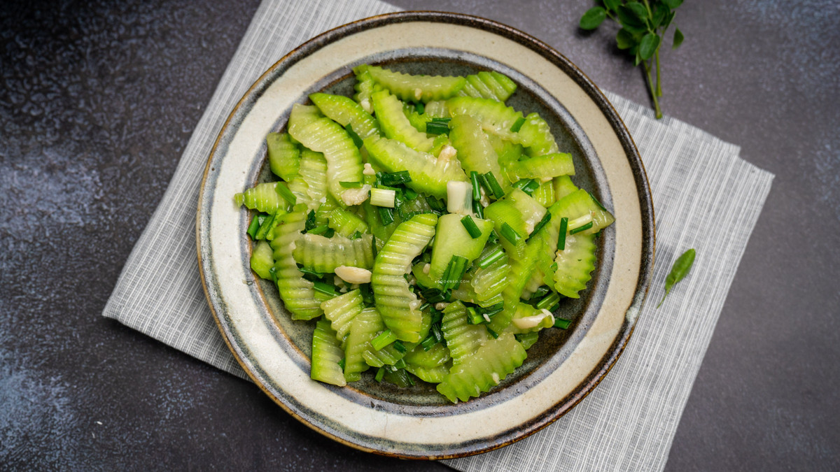 Người có bệnh lý về thận hoặc đang điều trị nên thận trọng khi sử dụng bí đao, tốt nhất là tham khảo ý kiến bác sĩ trước khi tăng lượng tiêu thụ. Đối với người khỏe mạnh, việc ăn bí đao với lượng vừa phải, kết hợp cùng các thực phẩm khác sẽ giúp cơ thể thanh nhiệt, giải độc, đồng thời không tạo áp lực cho thận. Ảnh minh hoạ