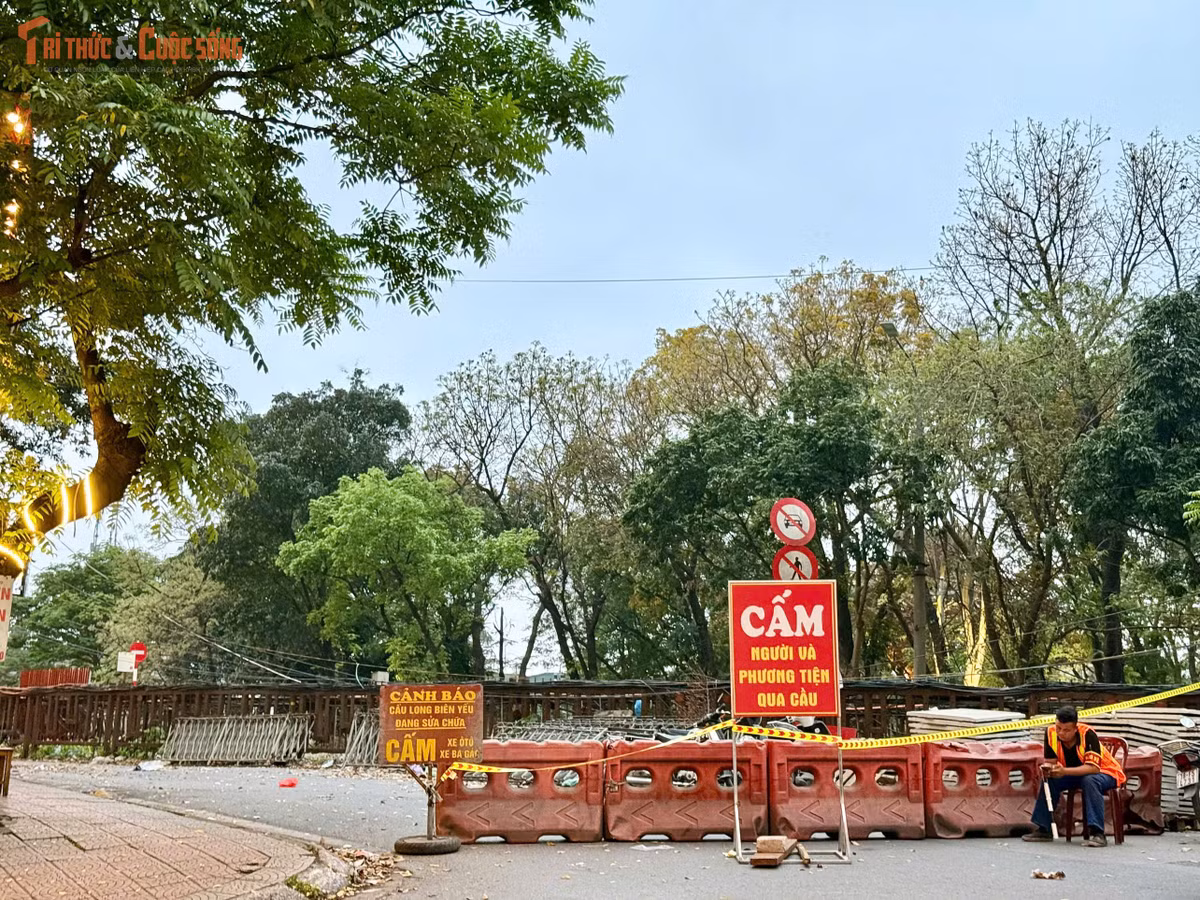 Ghi nhận của phóng viên Báo Tri thức và Cuộc sống, ngay trong sáng cùng ngày, lực lượng chức năng đã đồng loạt triển khai rào chắn tại các lối lên xuống cầu, tổ chức phân luồng và hướng dẫn người dân di chuyển theo lộ trình thay thế.